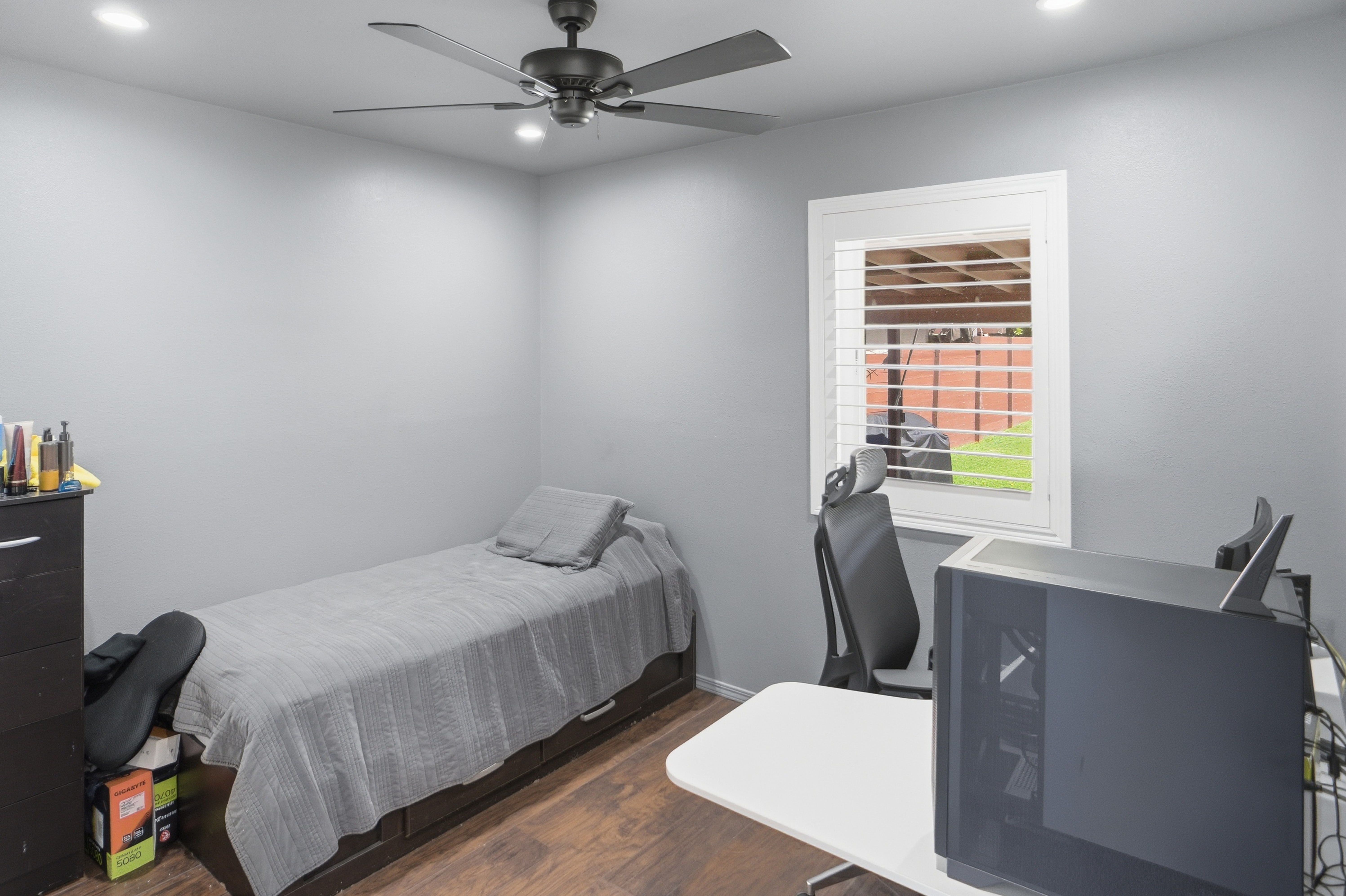 Second bedroom with ceiling fan